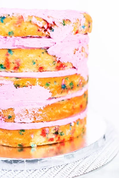 带有粉红奶油糖霜的Funfetti蛋糕层 — 图库照片