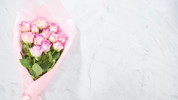 Deitado Passo Passo Buquê Rosas Rosa Fundo Concreto — Fotografia de Stock