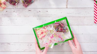 Düz yatıyordu. Adım adım. Ev yapımı şekerleme ve kurabiyeleri Noel hediyesi kutusuna koymak.