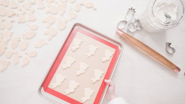 Adım adım. Düz yatıyordu. Fırınlanmamış Paskalya şekerli kurabiyeler pişirmek için bir tepside düzenlenir..