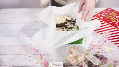 Adım adım. Ev yapımı şekerleme ve kurabiyeleri Noel hediyesi kutusuna koymak.