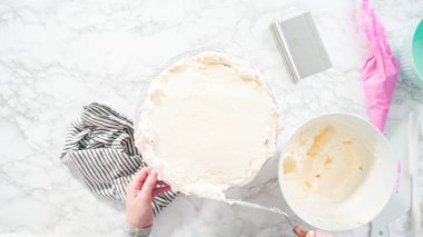 Düz yatıyordu. Adım adım. Beyaz İtalyan kremalı, yuvarlak funfetti keki..