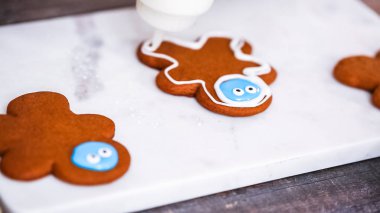 Adım adım. Noel için kraliyet kremalı zencefilli ekmek ve şekerli kurabiyeler..