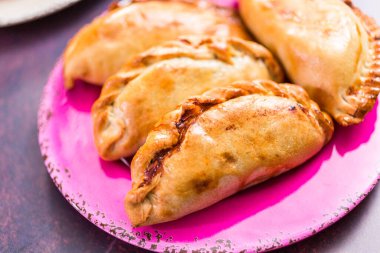 Ev yapımı büyük empanadas ile farklı staffings.