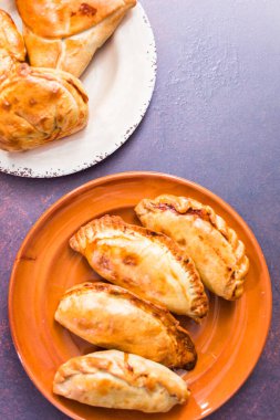 Ev yapımı büyük empanadas ile farklı staffings.