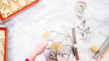 Düz yatıyordu. Dev Noel kurabiyeleriyle şekerli kurabiyeleri kesiyorum..