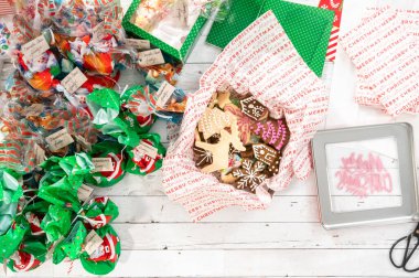 Düz yatıyordu. Hediyeler için ev yapımı zencefilli ekmek ve şeker Noel kurabiyeleri paketliyorum..