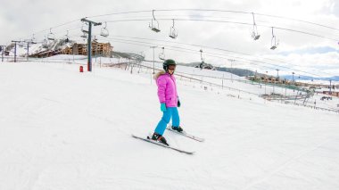 Steamboat Springs, Colorado, ABD-9 Aralık 2018 - Küçük kız kayak yapmayı öğreniyor.