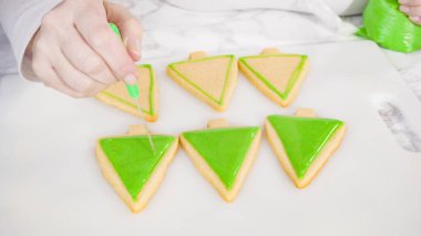 - Adım adım. Buzlu Noel ağacı şekilli şeker kurabiyeleri ve yeşil kraliyet kreması..