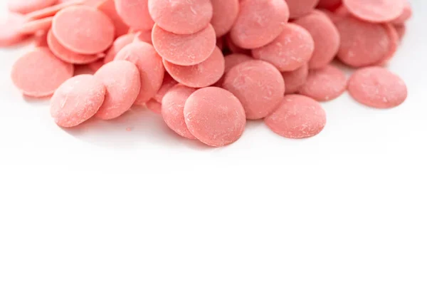 Ροζ Στρογγυλά Κομματάκια Σοκολάτας Για Λιώσιμο Σχημάτων Σοκολάτας Λευκό Φόντο — Φωτογραφία Αρχείου