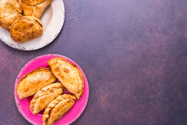 Flat Lay Homemade Grandes Empanadas Com Diferentes Funcionários — Fotografia de Stock