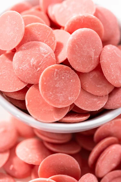 Roze Ronde Chocoladechips Voor Het Smelten Van Chocoladevormen Een Witte — Stockfoto