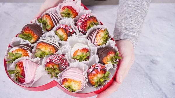 Schritt Für Schritt Herzförmige Schachtel Mit Schokolade Erdbeeren — Stockfoto