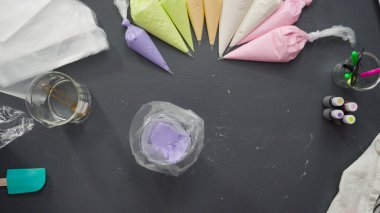 Adım adım. Düz yatıyordu. Şekerli kurabiyeleri süslemek için boru çantasına kraliyet kreması döküyorum..