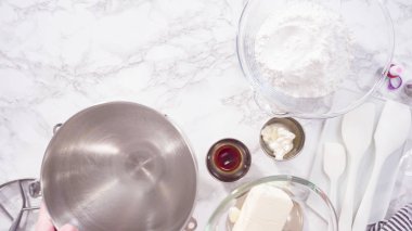 Düz yatıyordu. Adım adım. Krem peynirli krema hazırlamak için mutfak mikserinin malzemelerini karıştırıyorum..