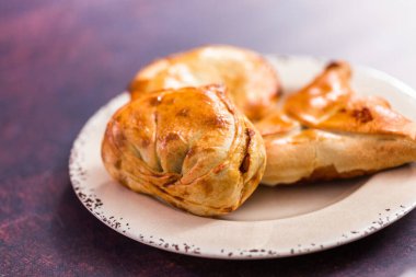 Ev yapımı büyük empanadas ile farklı staffings.