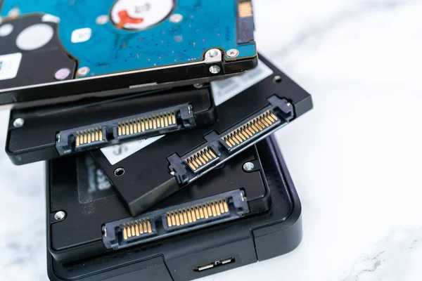 Masada dahili ve harici katı durum sabit diskleri.