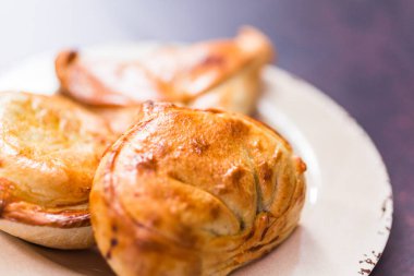 Ev yapımı büyük empanadas ile farklı staffings.