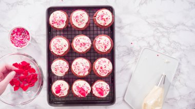 Düz yatıyordu. Adım adım. Süslü kırmızı kadife kekler çikolata kalpler ve öpücüklerle.