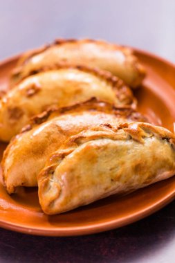 Ev yapımı büyük empanadas ile farklı staffings.