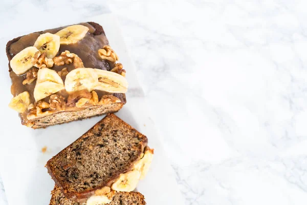 Pão Noz Banana Fatiado Com Caramelo Caseiro Uma Placa Corte — Fotografia de Stock