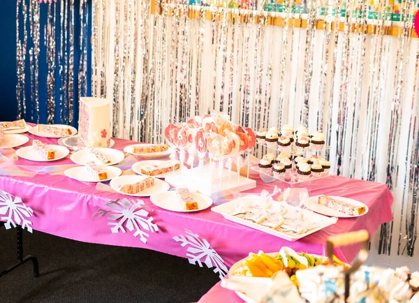 Mesa Con Pastel Postres Fiesta Cumpleaños Niña — Foto de Stock