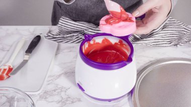 Adım adım. Erimiş kırmızı çikolata parçalarından çikolata kalpler ve öpücükler yapmak.