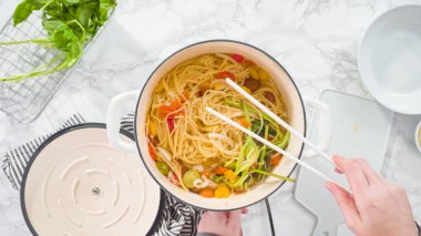 Düz yatıyordu. Adım adım. Maden işlemeli, dökme demir bir fırında makarna tarifi pişiriyorum..