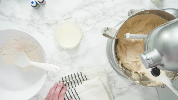 Stap Voor Stap Plat Gelegd Mengen Van Ingrediënten Staande Keukenmixer — Stockfoto