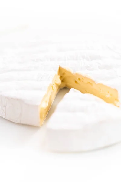 Rebanada Grande Queso Brie Sobre Fondo Blanco — Foto de Stock