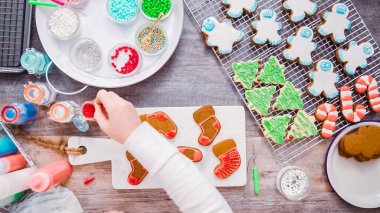 Düz yatıyordu. Adım adım. Noel için Kraliyet buzlanma ile Gingerbread ve şeker çerezleri dekorasyon.