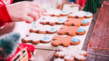 Adım adım. Kraliyet buzlanma ile Gingerbread çerezleri dekorasyon.