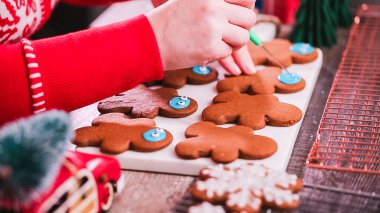 Adım adım. Kraliyet buzlanma ile Gingerbread çerezleri dekorasyon.