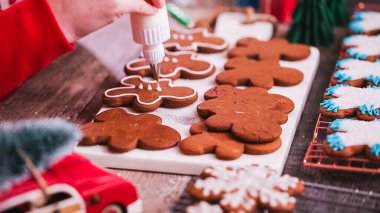 Adım adım. Kraliyet buzlanma ile Gingerbread çerezleri dekorasyon.