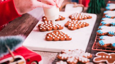 Adım adım. Kraliyet buzlanma ile Gingerbread çerezleri dekorasyon.