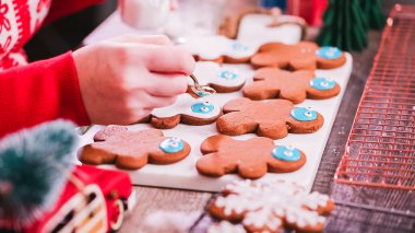 Adım adım. Kraliyet buzlanma ile Gingerbread çerezleri dekorasyon.