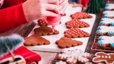 Adım adım. Kraliyet buzlanma ile Gingerbread çerezleri dekorasyon.