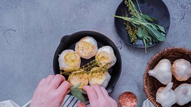 Düz yatıyordu. Fırında sarımsak ve taze baharatlı dökme demir tavayla sarımsak hazırlıyorum..