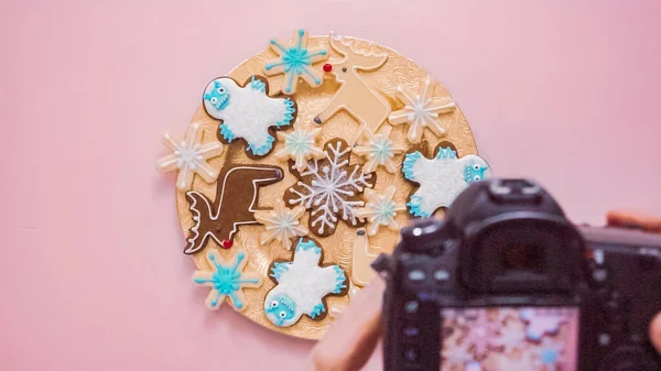 Пласка Лежала Їжа Фотограф Фотографує Різдвяне Печиво Професійною Цифровою Камерою — стокове фото