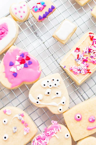 Dekorerar Hjärta Form Sugar Cookies Med Royal Icing Och Rosa — Stockfoto