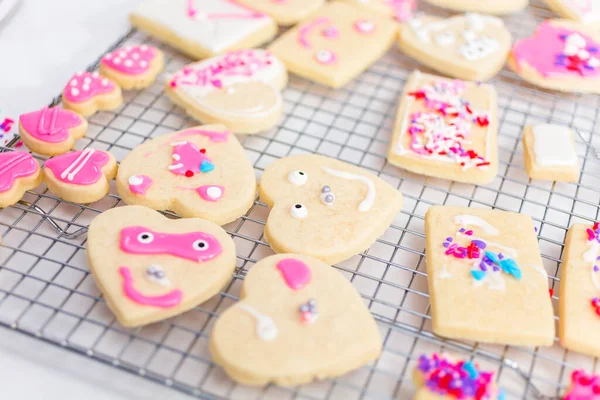 Hart Vorm Suiker Koekjes Met Royal Icing Roze Hagelslag Versieren — Stockfoto