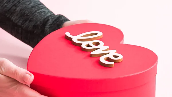 Hartvormige Suikerkoekjes Versierd Met Koninklijke Glazuur Geschenkdoos Verpakken — Stockfoto