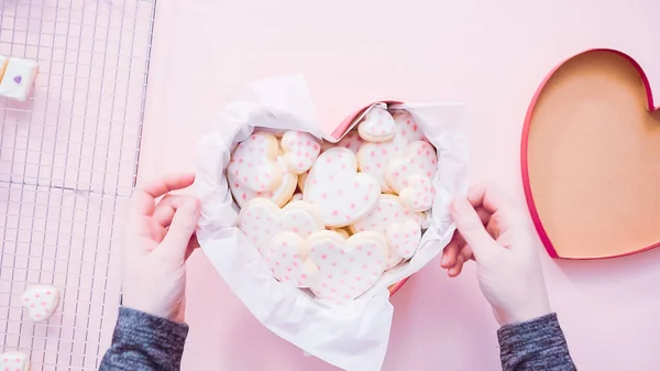 Acostado Embalaje Forma Corazón Galletas Azúcar Decoradas Con Glaseado Real — Foto de Stock