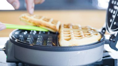 Elektrikli waffle makinesinde ev yapımı waffle yapma.