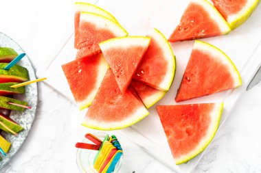 Çocuklar için kırmızı çekirdeksiz karpuz dilimlenmiş buzlu dondurma..