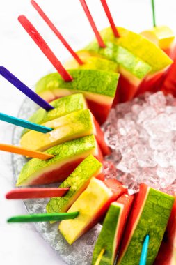 Çocuklar için kırmızı çekirdeksiz karpuz dilimlenmiş buzlu dondurma..