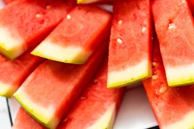 Parti için tepside küçük kırmızı çekirdeksiz karpuz dilimleri.