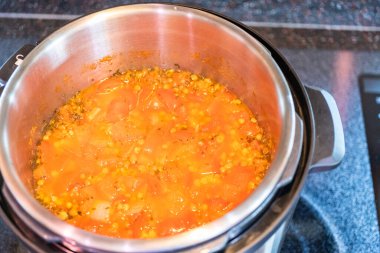 Fırında taze ıspanakla süslenmiş taze mercimek çorbası..