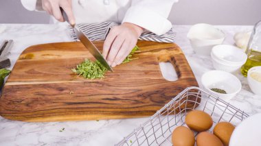 Adım adım. Bitkisel ekşi kremayla kabak keki yapmak için malzemeler kesiyorum..