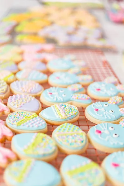 Biscuits Sucre Pâques Décorés Avec Glaçage Royal Différentes Couleurs — Photo